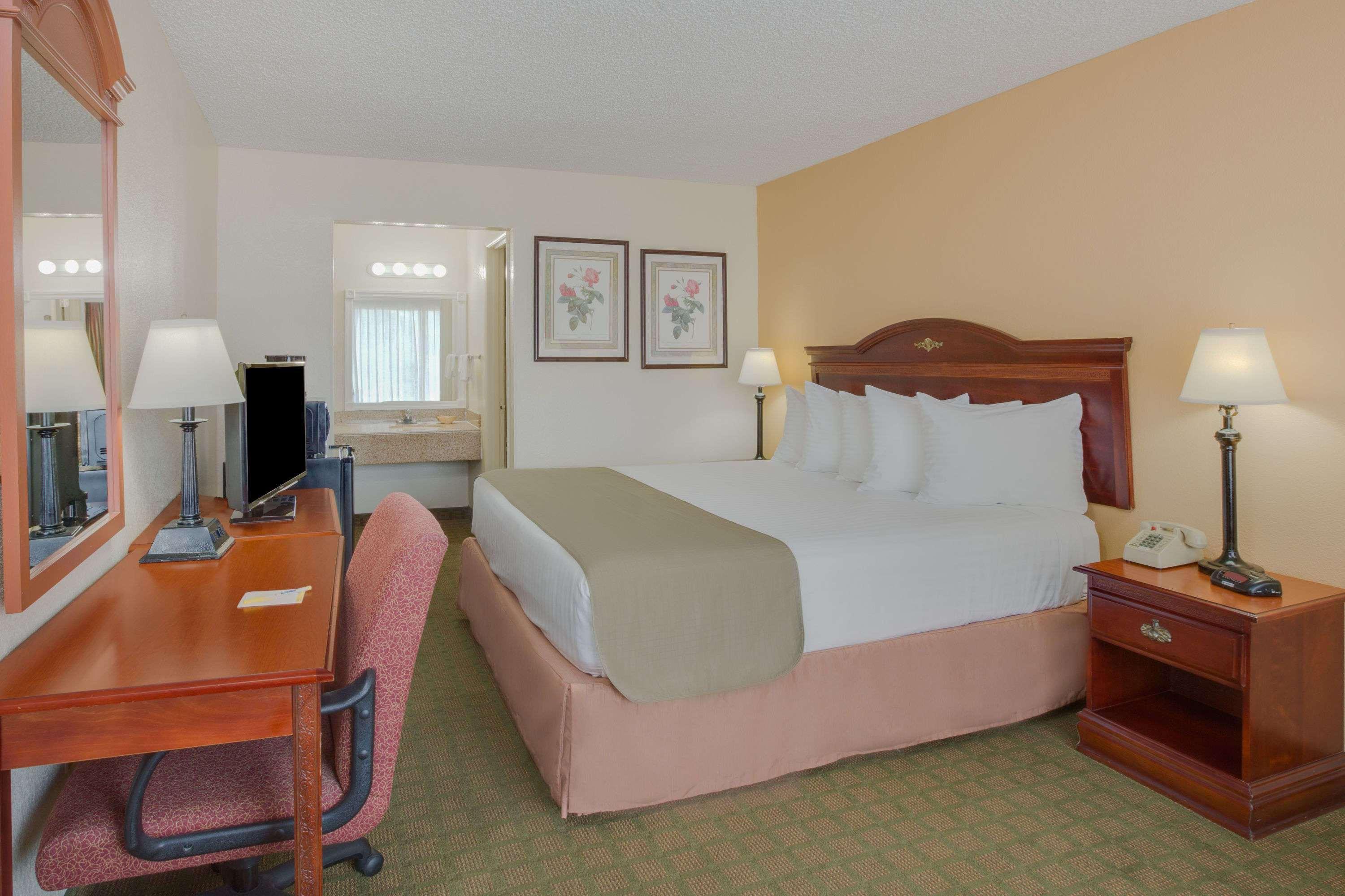 Days Inn By Wyndham Asheville West Candler Exterior photo